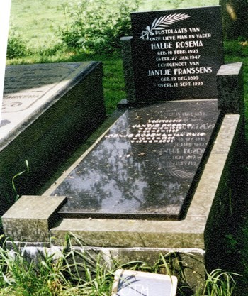 Oostum 1-3A Echtpaar Rosema&Franssens - Het grafschrift van Halbe Rosema en Jantje Franssens bevindt zich op de staande steen